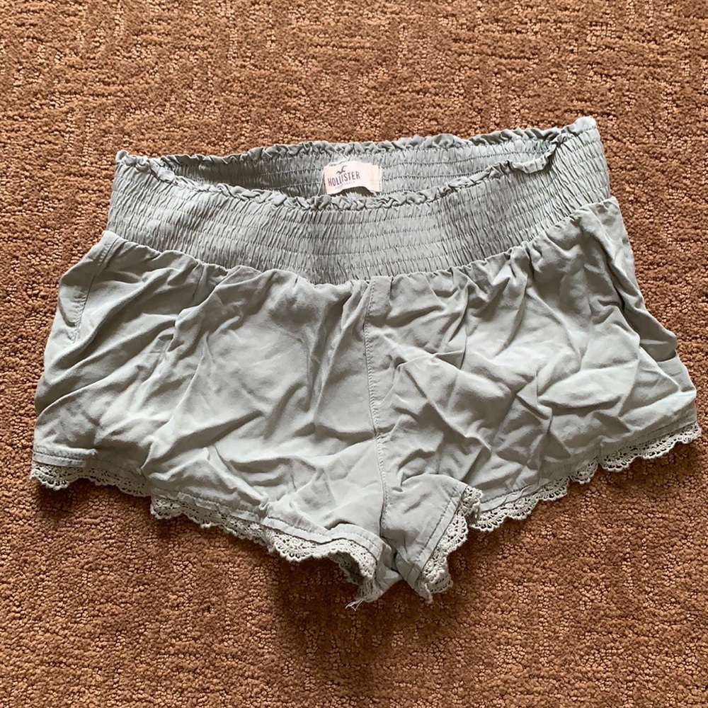 Hollister flowy shorts in sage green
